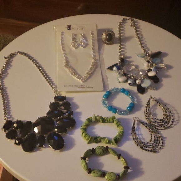 Assorted Jewlery - Picture 1 of 5